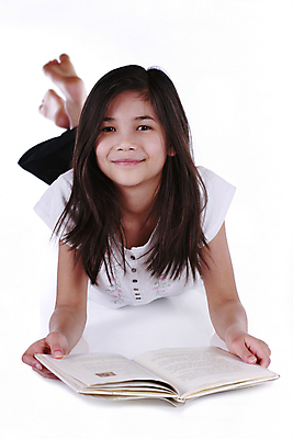 포토 JPG 해외이미지 행복 여유 어린이 생각 발 태국 바닥 한명 동양인 책 독서 평화 작음 다인종 거짓말 고립 혼혈 해외202004 해외포토 1 감정 아시아 컨셉 사람 인종 신체부위 크기 다문화 파일형식 이미지허브