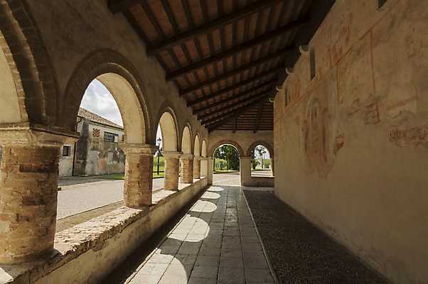 포토 JPG 해외이미지 나무 전통 종교 건축양식 하늘 사람없음 건물 교회 마을 탑 추위 흰색 시골 기둥 사찰 역사 클래식 타운 첨탑 숭배 옛날 해외202004 해외포토 식물 건축물 건축 컬러 컨셉 종교건축 도시 파일형식 이미지허브
