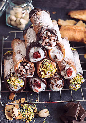 포토 JPG 해외이미지 전통 접시 음식 오렌지 과일 디저트 치즈 사탕 요리 사람없음 케이크 초콜릿 이탈리아 껍질 이탈리아음식 차 달콤 아침식사 설탕 굽기 크림 준비 폭식 바닐라 페스츄리 핸드메이드 해외202004 해외포토 식기 유럽 음료 빵 유제품 서양음식 식사 맛 구이 파일형식 이미지허브