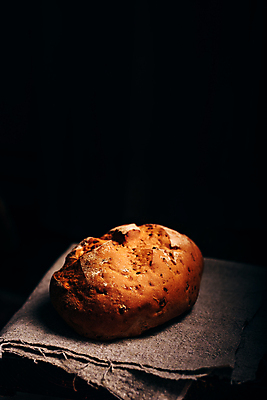 포토 JPG 해외이미지 검은배경 실내 사람없음 어둠 식탁보 호밀빵 해외202004 해외포토 빵 백그라운드 내부 검은색 파일형식 이미지허브