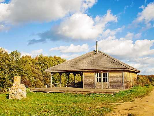 포토 JPG 해외이미지 구름 건축양식 창문 자연 하늘 주택 풍경 사람없음 야외 건물 여름 마을 환경 시골 숲 판잣집 해외202004 해외포토 자연요소 건축물 계절 건축 생태계 파일형식 이미지허브