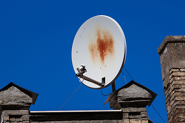 포토 JPG 해외이미지 접시 중동 지붕 주택 사람없음 건물 빨간색 텔레비전 장비 인공위성 도시 중앙 옥상 부식 신호 사암 동쪽 깨짐 옛날 조율 채널 해외202004 해외포토 식기 건축물 나라 컬러 컨셉 통신 전자제품 돌_바위 방향 파일형식 이미지허브