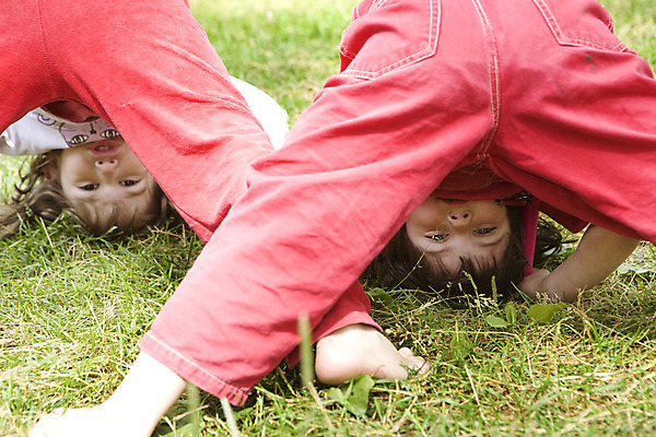 포토 JPG 해외이미지 계절 행복 스포츠 놀이 야외 두명 빨간색 운동 머리 게임 연습 해외202004 해외포토 감정 컬러 건강 사람 신체부위 파일형식 이미지허브