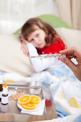 포토 JPG 해외이미지 손 딸 어린이 유리 쟁반 건강 한명 사람 빨간색 물 알약 약 목도리 유치원 고통 환자 슬픔 자녀 침대 열 바이러스 좌절 질병 온도계 작음 담요 분무기 긴장 돌봄 해외202004 해외포토 자연요소 1 잡화 교육 감정 컬러 가구 컨셉 의학 가족 모션 재질 신체부위 크기 파일형식 이미지허브