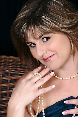 포토 JPG 해외이미지 백인 모델 여자 여유 40대 장신구 갈색머리 한명 사람 유행 보석 내추럴 벌거벗은 특징 스타일 해외202004 해외포토 서양인 1 헤어스타일 감정 중년 광석 파일형식 이미지허브