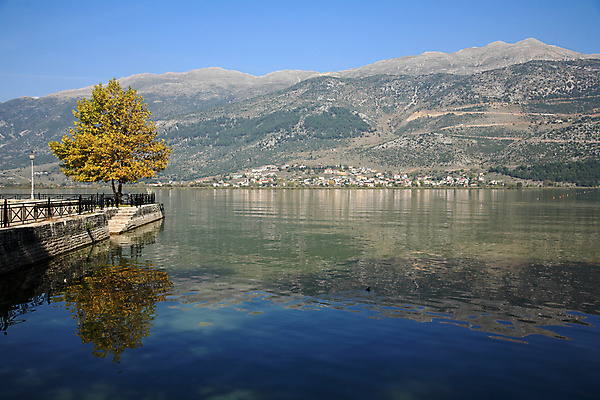 포토 JPG 해외이미지 나무 바다 자연 하늘 산 풍경 사람없음 야외 태양 반사 보트 그리스 화창 해외202004 해외포토 자연요소 식물 유럽 배_교통 날씨 생태계 파일형식 이미지허브