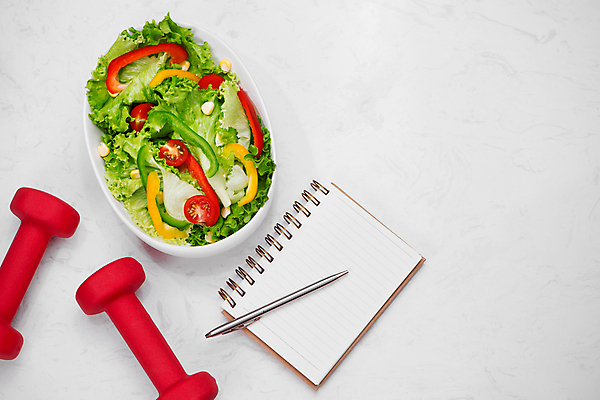 포토 JPG 해외이미지 백그라운드 컨셉 다이어트 건강 사람없음 볼펜 공백 아령 샐러드 흰배경 스프링노트 해외202004 해외포토 음식 펜 공책 흰색 파일형식 이미지허브