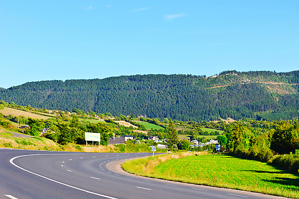 포토 JPG 해외이미지 나무 유럽 도로 여행 곡선 교통시설 자연 하늘 산 주택 항해 경고 안전 풍경 사람없음 야외 초록색 파란색 도시풍경 농장 마을 환경 골짜기 프랑스 가을 도시 숲 위험 아스팔트 지중해 사인 알프스 타운 느림 프랑스어 굴곡 길가 생태학 선로 해외202004 해외포토 식물 문자 계절 교육 나라 길 선 바다 컬러 교통 컨셉 농업 배_교통 건물 시설 생태계 파일형식 이미지허브