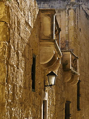 포토 JPG 해외이미지 유럽 조각 건축양식 창문 교실 거리 주택 사람없음 건물 마을 수확 발코니 램프 중세 역사 지중해 고딕 몰타섬 비잔틴 석회암 솜씨 옛날 특별함 스타일 해외202004 해외포토 건축물 교육 건축 나라 바다 섬 컨셉 농업 학교 조명 암석 몰타 제국 파일형식 이미지허브