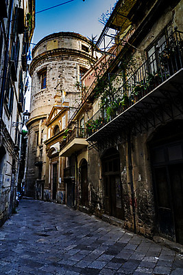 포토 JPG 해외이미지 유럽 여행 건축양식 하늘 휴가 거리 사람없음 야외 건물 여행객 이탈리아 도시 보행자 역사 지중해 타운 옛날 해외202004 해외포토 건축물 건축 나라 바다 사람 파일형식 이미지허브