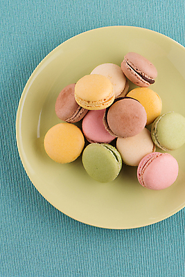 포토 JPG 해외이미지 접시 실내 사람없음 하이앵글 쌓기 식탁보 달콤 파란배경 마카롱 해외202004 해외포토 식기 뷰포인트 백그라운드 모션 디저트 내부 파란색 맛 파일형식 이미지허브