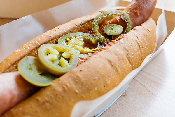 포토 JPG 해외이미지 실내 근접촬영 사람없음 소시지 핫도그 올리브피클 종이접시 종이호일 나무배경 해외202004 해외포토 접시 음식 뷰포인트 백그라운드 패스트푸드 내부 가공식품 파일형식 이미지허브