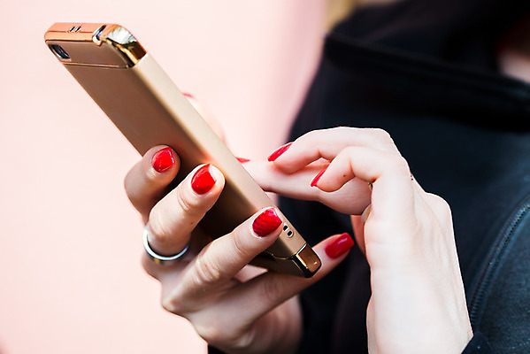 포토 JPG 해외이미지 백인 1 손 외관 여자 인터넷 텍스트 통신 손가락 자동차 놀이 모바일 거리 세포 서기 성인 사람없음 야외 스마트폰 핸드폰 스크린 웹 터치 게임 타이핑 잡기 도시 서핑 메시지 닫기 무선전화기 스마트 전송 문자메시지 터치스크린 혼자 해외202004 해외포토 서양인 육상교통 컨셉 모션 사람 신체부위 전자제품 스마트기기 수상스포츠 전화기 파일형식 이미지허브