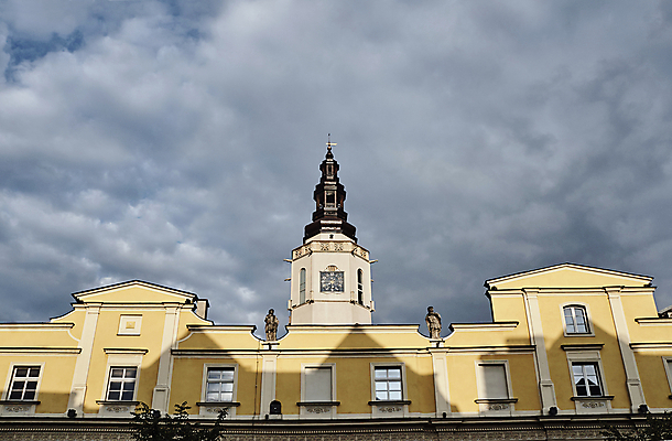 포토 JPG 해외이미지 구름 유럽 시계 건축양식 창문 하늘 지붕 주택 사람없음 조각상 탑 도시 시장 타일 폴란드 해외202004 해외포토 자연요소 건축물 건축 나라 건물 조형물 파일형식 이미지허브