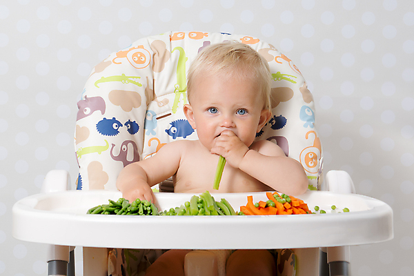 포토 JPG 해외이미지 백인 음식 채소 콩 한명 앞모습 빨간색 초록색 당근 성장 아기 잡기 먹기 완두콩 아기의자 여자아기한명만 해외202004 해외포토 서양인 1 뷰포인트 컬러 의자 모션 곡류 뿌리채소 사람 여자한명만 여자아기만 파일형식 이미지허브
