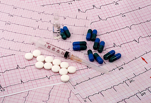 포토 JPG 해외이미지 직업 종이 선 건강 병원 주사기 사람없음 알약 약 진료 고통 시험 기구 도구 하트 맥박 질병 분석 측정 슛 주사약 조제 마약 심장병 심전도 예방접종 자취 해외202004 해외포토 모양 교육 감정 컨셉 의학 의료기기 만들기 접종 파일형식 이미지허브