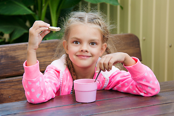 포토 JPG 해외이미지 행복 감정 유럽 음료 어린이 유리 탁자 한명 목재 주스 기쁨 아기 신선 유머 맛 아침식사 큼 6 연도 먹기 와플 옛날 해외202004 해외포토 나무 1 나라 가구 컨셉 재료 모션 재질 디저트 사람 숫자 식사 크기 파일형식 이미지허브