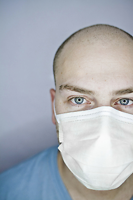 포토 JPG 해외이미지 백인 응시 남자 얼굴 포즈 청소년 병원 가면 한명 20대 성인 초록색 파란색 머리 의사 흰색 횡단보도 시원함 외과 탈모 해외202004 해외포토 서양인 1 시선 컬러 의학 사람 청년 신체부위 의료진 보행로 증상 파일형식 이미지허브