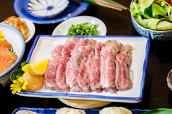 포토 JPG 해외이미지 접시 조각 재료 육류 스테이크 요리 비프스테이크 사람없음 빨간색 식당 검은색 어둠 소고기 신선 양념 혈액 중앙 맛 그릴 바비큐 자르기 굽기 레몬 허리 향신료 슬라이스 소금 라임 로즈메리 갈비뼈 점심식사 단백질 등심 해외202004 해외포토 식기 음식 컬러 컨셉 과일 식재료 모션 주방용품 뼈 서양음식 신체부위 상점 식사 구이 허브 영양소 향미료 파일형식 이미지허브