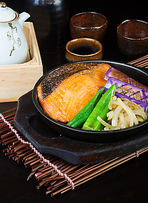 포토 JPG 해외이미지 전통 접시 음식 백그라운드 건강 어류 요리 동양인 사람없음 식당 일본 식사 저녁식사 치킨 초밥 튀김 흰색 뜨거움 맛 그릴 먹기 철 해산물 점심식사 해외202004 해외포토 식기 아시아 컬러 컨셉 모션 주방용품 인종 상점 수중동물 닭고기요리 일본음식 파일형식 이미지허브