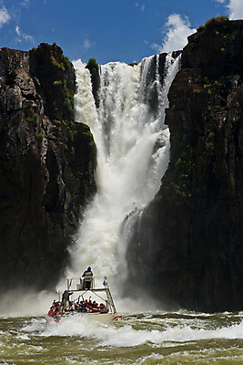 포토 JPG 해외이미지 공원 자연 파노라마 풍경 사람없음 물 강 미국 힘 폭포 젖음 흐름 세계문화유산 보트 황무지 남아메리카 열대우림 브라질 아르헨티나 내추럴 이국적 브라질사람 해외202004 해외포토 자연요소 공공시설 컨셉 북아메리카 배_교통 촬영기법 아메리카 문화재 숲 생태계 파일형식 이미지허브