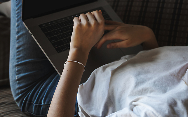 포토 JPG 해외이미지 직업 학생 라이프스타일 여자 교육 인터넷 비즈니스 사업가 통신 모바일 주택 사람 앉기 사람없음 내부 노트북 스마트폰 핸드폰 쇼핑 컴퓨터 사무실 독서 우주 공책 웹 타이핑 키보드 업무 비즈니스우먼 네트워크 무선전화기 와이파이 온라인 블로거 프리랜서 힙스터 해외202004 해외포토 패션 모션 문구용품 건물 생활 전자제품 스마트기기 작업 직장인 전화기 무선인터넷 파일형식 이미지허브