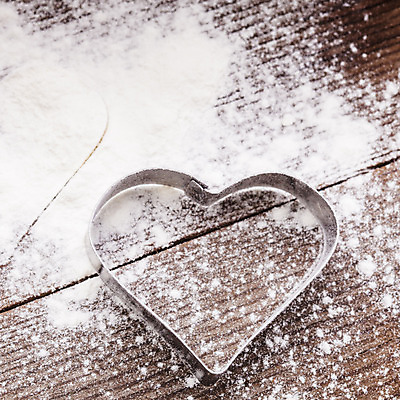 포토 JPG 해외이미지 모양 1 전통 탁자 디저트 발렌타인데이 사랑 요리 사람없음 목재 장식 쿠키 귀여움 금속 주방 축제 빵집 수확 흰색 도구 마음 시골 발자국 가루 굽기 심볼 준비 서식 밀가루 통조림 커터 해외202004 해외포토 나무 감정 음식 컬러 가구 컨셉 농업 재료 자국 데이이벤트 재질 상점 구이 파일형식 이미지허브