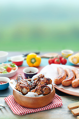 포토 JPG 해외이미지 음식 백그라운드 토마토 탁자 육류 사람없음 야외 목재 우주 정원 식사 저녁식사 치킨 샐러드 소시지 그릴 바비큐 메뉴 보케 후추 점심식사 카피스페이스 해외202004 해외포토 나무 가구 채소 식재료 재료 주방용품 공백 가공식품 향신료 닭고기요리 파일형식 이미지허브