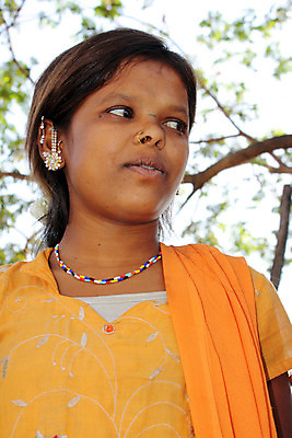 포토 JPG 해외이미지 전통 드레스 여자 아시아 오렌지 한명 동양인 10대 표현 가난 인도인 해외202004 해외포토 외국인 1 옷 나라 컨셉 과일 청소년 사람 인종 파일형식 이미지허브