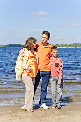 포토 JPG 해외이미지 백인 여자 남자 유럽 아들 어린이 남학생 가족 엄마 남편 3 사람 소년 야외 세로 세명 여름 강 갈색 희망 임신 가을 흰색 아내 10 9 아빠 몸통 12 해외202004 해외포토 서양인 학생 계절 감정 나라 컬러 관계 신체부위 숫자 파일형식 이미지허브