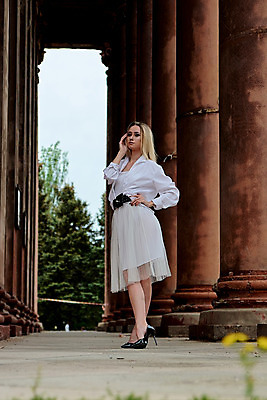 포토 JPG 해외이미지 백인 모델 라이프스타일 드레스 여자 행복 유럽 얼굴 벽 여행 포즈 셔츠 건축양식 휴가 거리 한명 서기 야외 건물 치마 금발 유행 여행객 계단 수확 도시 화려 우아함 복고 타운 옛날 스타일 해외202004 해외포토 서양인 1 헤어스타일 건축물 옷 건축 감정 나라 컨셉 상의 농업 모션 하의 사람 생활 신체부위 파일형식 이미지허브