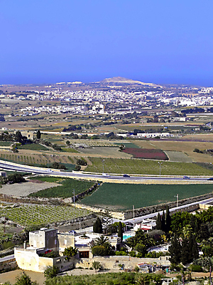 포토 JPG 해외이미지 나무 라이프스타일 유럽 밭 농업 벽지 휴가 주택 안테나 협상 풍경 사람없음 정원 시골 지중해 빌라 묘사 엽서 장면 몰타섬 옛날 해외202004 해외포토 식물 나라 산업 바다 섬 비즈니스 통신 건물 생활 편지 몰타 파일형식 이미지허브
