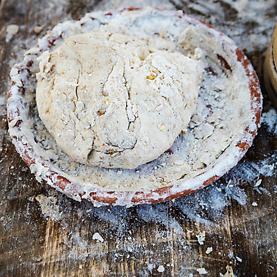 포토 JPG 해외이미지 전통 손 음식 빵 가사 재료 탁자 주택 건강 요리 씨앗 사람없음 목재 주방 요리사 빵집 수확 흰색 시골 신선 낟알 시리얼 밀 굽기 묘사 준비 유기농 복고 날것 만들기 밀가루 내추럴 섞기 제빵사 진짜 페스츄리 핸드메이드 해외202004 해외포토 나무 식물 직업 웰빙 컬러 가구 농업 모션 곡류 건물 신체부위 상점 가루 구이 파일형식 이미지허브