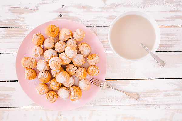 포토 JPG 해외이미지 전통 접시 커피 음식 포크 공 휴가 사람없음 목재 컵 가로 숟가락 이탈리아 우유 튀김 시골 달콤 가루 설탕 페스츄리 핸드메이드 해외202004 해외포토 나무 식기 유럽 음료 빵 재료 유제품 수저 맛 파일형식 이미지허브