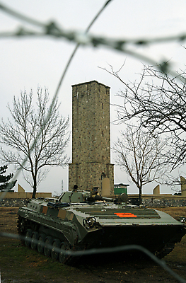 포토 JPG 해외이미지 건축양식 하늘 경비 안전 사람없음 울타리 수비 중세 역사 중앙 보호 위험 싸움 전쟁 보안 철조망 육군 천연기념물 발칸반도 보병 보스니아 불가리아 세르비아 의무 전국 제국 해외202004 해외포토 건축 컨셉 모션 군대 담장 파일형식 남유럽 이미지허브