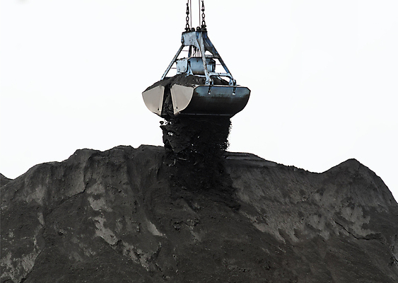 포토 JPG 해외이미지 백그라운드 사람없음 가로 검은색 힘 기계 에너지 흰색 주식 가루 양동이 국자 연료 쏟아짐 수납 숯 흙더미 고립 석탄 해외202004 해외포토 컬러 모션 주방용품 금융 흙 파일형식 더미 이미지허브