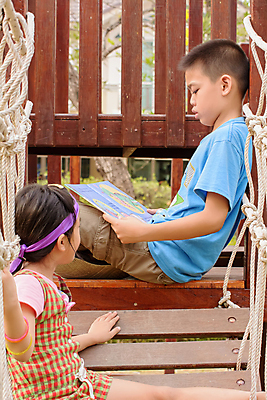 포토 JPG 해외이미지 백인 공원 행복 어린이 백그라운드 놀이 미소 사람 소년 야외 두명 책 초록색 여름 기차 놀이터 읽기 해외202004 해외포토 서양인 계절 공공시설 남자 감정 육상교통 컬러 모션 대중교통 표정 파일형식 이미지허브