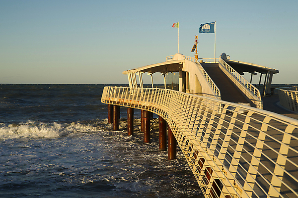 포토 JPG 해외이미지 주간 건축물 파도 바다 하늘 풍경 사람없음 야외 항구 이탈리아 깃발 토스카나 해외202004 해외포토 자연요소 건축 유럽 교통시설 파일형식 이미지허브
