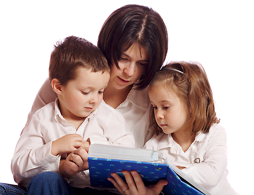 포토 JPG 해외이미지 백인 응시 딸 행복 아들 어린이 가족 포옹 엄마 함께함 건강 사랑 미소 소년 세명 청춘 부모 독서 육아 결합 작음 앨범 흰배경 돌봄 해외202004 해외포토 서양인 시선 남자 감정 백그라운드 컨셉 관계 안기 모션 표정 사람 흰색 크기 파일형식 이미지허브