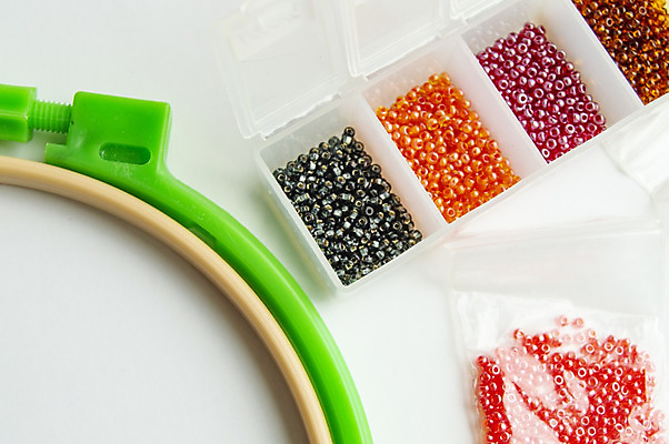 포토 JPG 해외이미지 디자인 여자 행복 조각 백그라운드 패턴 오렌지 목걸이 미술 사람 취미 사람없음 빨간색 초록색 파란색 세트 보라색 장비 흰색 컨테이너 바느질 보석 구슬 자수 재단 핸드메이드 해외202004 해외포토 감정 산업 컬러 무늬 과일 장신구 문화예술 광석 파일형식 이미지허브