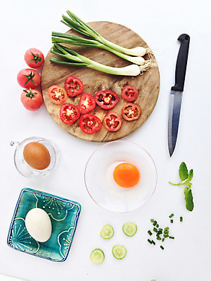 포토 JPG 해외이미지 토마토 식재료 방울토마토 단면 실내 사람없음 계란 흰배경 파 식칼 나무도마 해외202004 해외포토 백그라운드 채소 주방용품 도마 내부 목재 알 흰색 파일형식 이미지허브