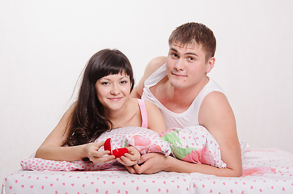 포토 JPG 해외이미지 행복 결혼 발렌타인데이 선물 사랑 두명 기쁨 침대 반지 잡기 생일 8 약혼 제안 해외202004 해외포토 기념일 감정 가구 장신구 모션 데이이벤트 사람 이벤트 숫자 약속 파일형식 이미지허브