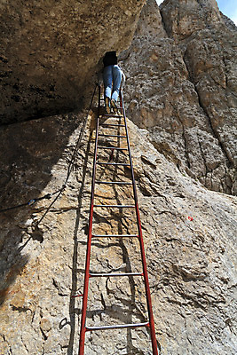 포토 JPG 해외이미지 스포츠 사다리 산 한명 안전 사람 경사 야외 건물 여름 금속 이탈리아 등산 하이킹 보호 정상 오두막 철 오르기 알프스 산악가 석회암 절정 철강 하이커 해외202004 해외포토 1 건축물 계절 유럽 여행 컨셉 모션 재질 레저 트래킹 암석 도구 파일형식 이미지허브