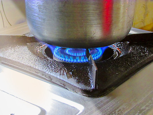 포토 JPG 해외이미지 불꽃 요리 사람없음 파란색 빛 금속 검은색 광선 사발 철강 해외202004 해외포토 컬러 재질 불 사기그릇 파일형식 이미지허브