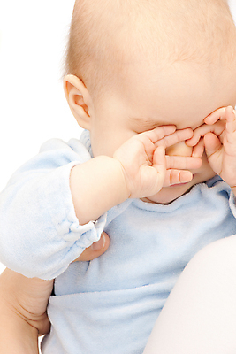 포토 JPG 해외이미지 백인 얼굴 안기 엄마 휴식 피곤 사람 상반신 성인 두명 앞모습 육아 흰색 눈가림 아기 잠 졸음 낮잠 해외202004 해외포토 서양인 감정 뷰포인트 컬러 컨셉 가족 모션 신체부위 가림 파일형식 이미지허브