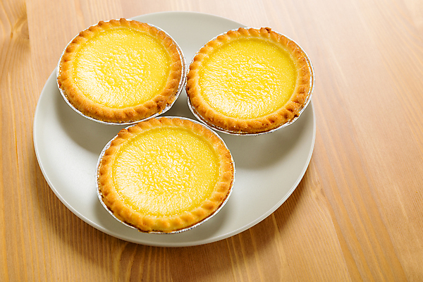 포토 JPG 해외이미지 접시 디저트 실내 사람없음 세개 달콤 에그타르트 나무배경 해외202004 해외포토 식기 음식 백그라운드 3 내부 맛 타르트 파일형식 이미지허브