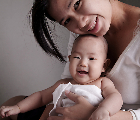 포토 JPG 해외이미지 백인 응시 여자 딸 행복 유럽 어린이 2 가족 관계 엄마 사랑 미소 사람 성인 두명 아기 잡기 닫기 슛 S 서쪽 해외202004 해외포토 서양인 알파벳 시선 감정 나라 모션 표정 방향 파일형식 이미지허브