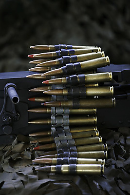 포토 JPG 해외이미지 무기 산 통 사람없음 초록색 세계 금속 검은색 힘 기계 장비 총 벨트 닫기 위험 발사 폭발물 묘사 오브젝트 군용 전쟁 육군 총알 놋쇠 철강 디테일 해외202004 해외포토 잡화 컬러 컨셉 모션 재질 군대 파일형식 이미지허브