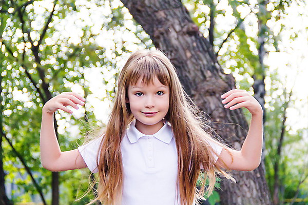 포토 JPG 해외이미지 백인 여학생 유럽 어린이 한명 흰색 9 8 6 7 해외202004 해외포토 서양인 1 학생 여자 나라 컬러 사람 숫자 파일형식 이미지허브