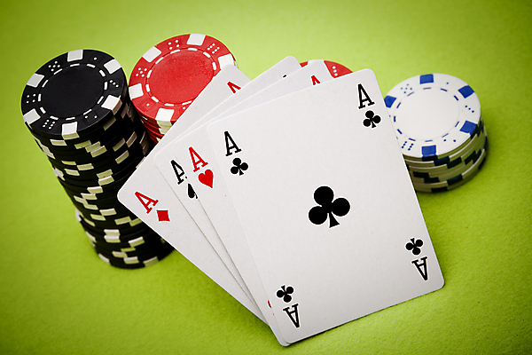 포토 JPG 해외이미지 실내 사람없음 쌓기 트럼프 포커칩 도박 카지노 겜블 초록배경 해외202004 해외포토 백그라운드 모션 내부 초록색 놀이용품 포커 파일형식 이미지허브